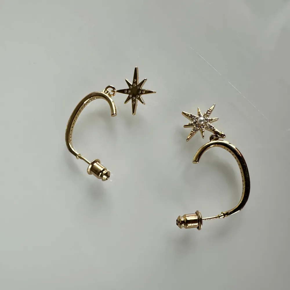 En vacker klassisk serie som är elegant och stilren ✨ . Du bär dessa fina örhängen både till vardag och fest och är också en fin och uppskattad present. Asusteet.
