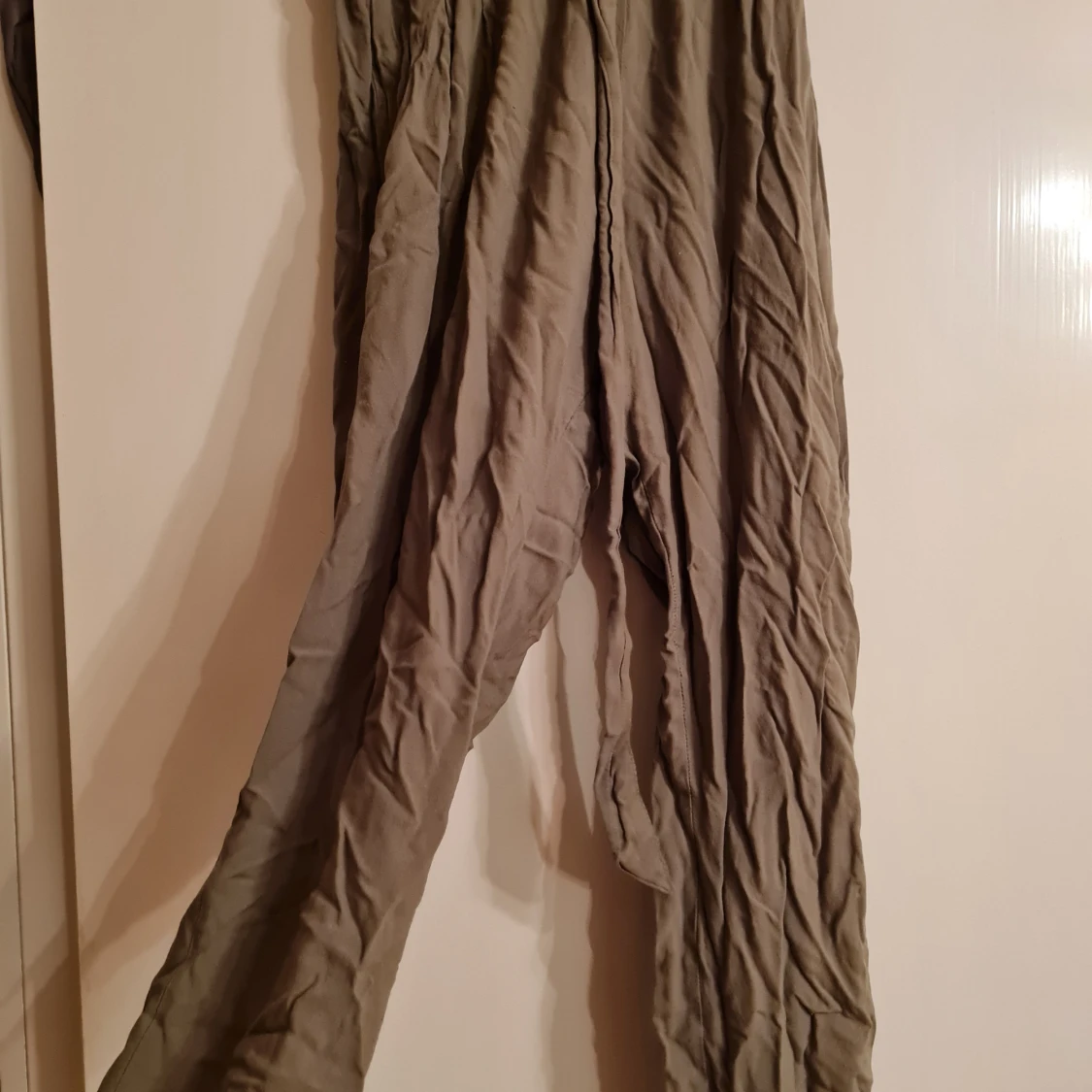 Khakigröna långbyxor