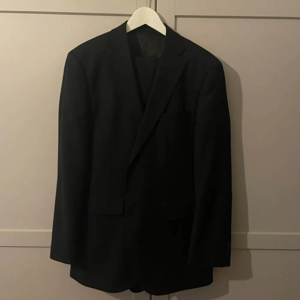 Stilren svart kostym, storlek 50 (M/L). Kostymer.