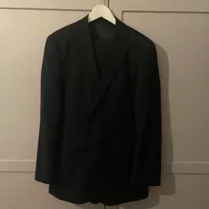 Stilren svart kostym, storlek 50 (M/L)