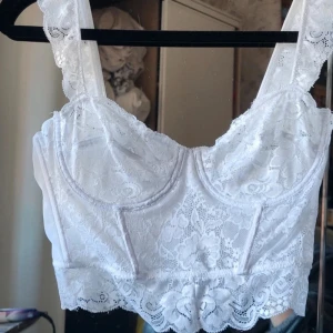 Spets topp - Fin topp i fint skick, aldrig använd. Storlek S Nypris 250-300kr 