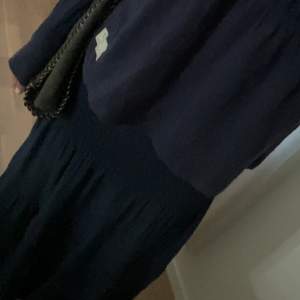 Marinblå långkjol från Missäy💕