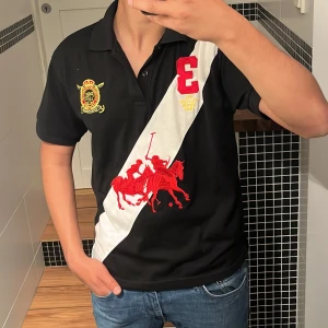 Ralph Lauren piké  - Säljer en sällsynt Ralph Lauren piké som är knappt använd mit pris: 300kr ny pris: 1400kr/ skicka prisförslag svarar alltid imon 15 minuter