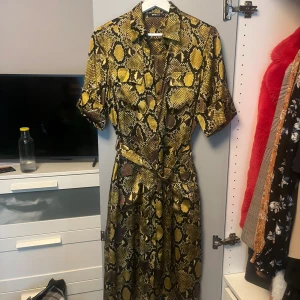 Ginatricot klänning - Väldigt fin Ginatricot klänning, storlek 36/S, nyskick, fraktas samma dag