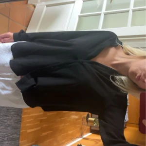 jättefin blus❣️ - en svart söt blus som inte kommer till användning (knappt använd), storlek M. (pris kan diskuteras)