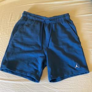 Blåa Jordan shorts i bra skick. Väldigt bra kvalite då det är ganska tjockt bomulls material. Ny pris ca 500kr.
