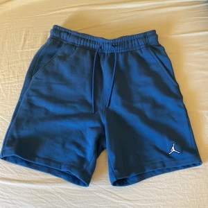 Jordan shorts strl S - Blåa Jordan shorts i bra skick. Väldigt bra kvalite då det är ganska tjockt bomulls material. Ny pris ca 500kr.