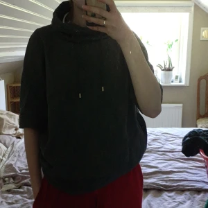 Trekvarts tröja - En tröja med trekvarts ärmar och polokrage, ej luva. Den är mörkgrå, syns bäst på den andra bilden. Inga hål eller fläckar. Säljer den för att jag inte tycker att det är min stil längre