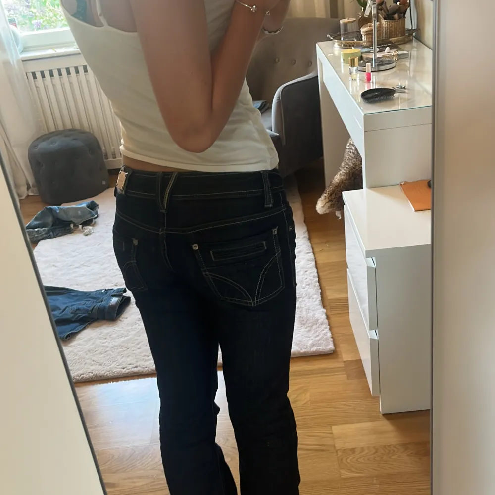 Säljer mina dolce Gabbana jeans som är mycket fint skick! Mått: Midje mått rakt över: 38,5 Innerbenslängd: 87. Jeans & Byxor.