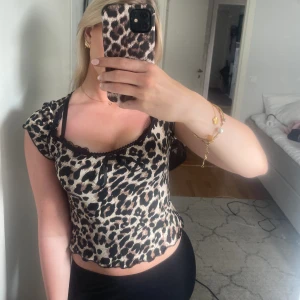 Leopard topp - Helt oanvänd leopardmönstrad topp. Aldrig använd💕