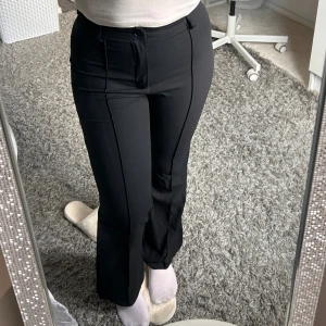 Kostymbyxor  - Svarta kostymbyxor.  Mycket fint skick!  Storlek xs.