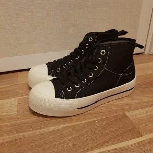 Platå sneakers strl 38 från Lejon - Platå sneakers strl 38 från Lejon Som nya
