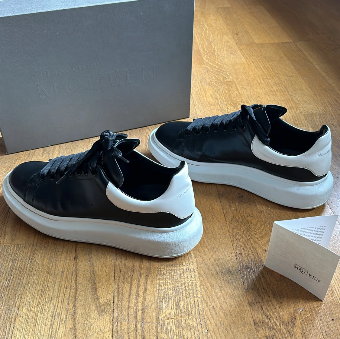 Alexander Mqueen skor  - 90