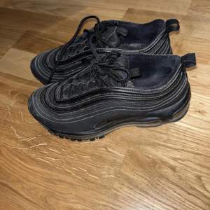 Säljer nike skor storlek 36,5. Köpta för något år sedan för 1200kr. De är använda ett fåtal gånger så dem är nästan i nyskick! Snöret har gått sönder i änden annars är allt som nytt. Säljs för 500kr