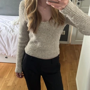 Stickad tröja - Fin stickad tröja i storlek s🤍 säljer då den inte kommer till andvänding eftersom att den är lite för stor! Använd ett fåtal gånger❣️  Köparen betalar frakt❤️ 