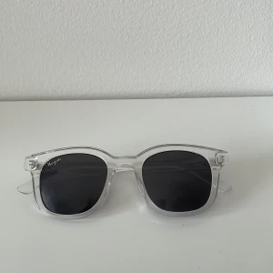 Haga Eyewear solglasögon - hej! Säljer dessa skitsnygga solglasögon då de ej kommer till användning. De är i bra skick och har inga skador, kontakta mig kring frågor vid köp. Märket heter Haga Eyewear.