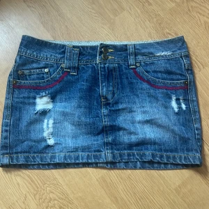 Lågmidjad jeanskjol - En supersnygg minikjol som jag köpte på vinted. Säljer den då den sitter för lös i midjan💓
