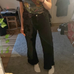 Svarta jeans - Svarta jeans, skulle säg att de är high waist/mid waist.