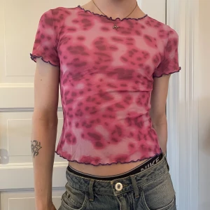 Unif mesh topp rosa mönster lila baby tee - Rosa assscool mönstrad baby tee från UNIF med lila lettuce hem 💓💗💖