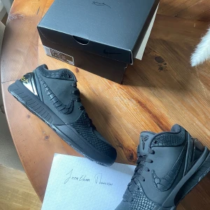 Nike Kobe 4 Protro  - Tjenixen! Säljer Nike 4 Protro ”Gift of Mamba”  som endast är upplockade för fotografering.  Köpta 27 december 2023 från Nikes egna drop.  Storlek 44.  Digitalt kvitto finns!  Ligger dubbelboxat så kan skickas men kan även mötas upp här i Göteborg.