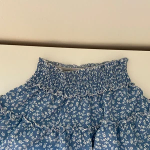 Blå blommig kjol - Använd max 3 ggr Pris kan diskuteras vid snabbt köp☺️