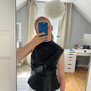 Fest topp - Säljer den super snygga fest toppen från zara, den är tyvärr lite för liten, därför säljer jag den💗💗💗