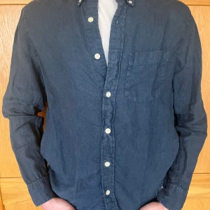 Mörkblå linne skjorta - Linneskjorta från abercrombie. Skick 7/10. Inga defekter. Strl: small. 