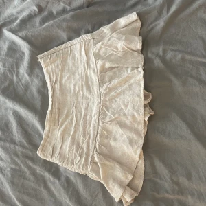 Linnekjol - Super fin linnekjol med insydda shorts från stradivarius i strlk 34. Använt ett tillfälle och är därav typ nyskick (inga defekter förekommer). Säljer för 200 men priset kan eventuellt diskuteras🩷🩷