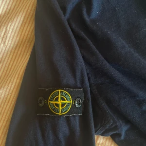 Tröja Stone Island S - Långärmad tröja av märket Stone Island. Juniorstorkek S. Fint märke i klar färg.