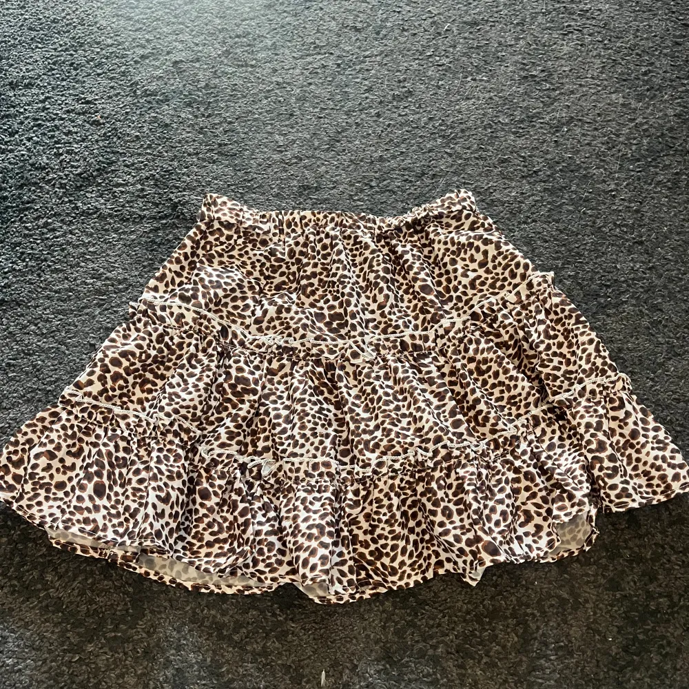 Säljer en leopard kjol perfekt nu till sommaren och använd 1 gång! . Kjolar.