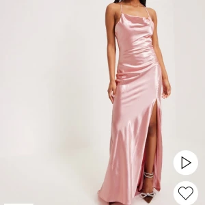 Balklänning - Säljer min rosa balklänning från Nelly, endast använd en gång!
