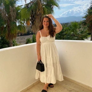 Klänning  - Jätte fin lång klänning som jag endast använt en gång. Så fin till sommaren. Storlek S men passar både S - M skulle jag påstå 🤍😇