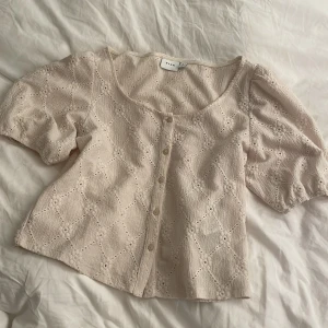 Blus - Supersöt blus från vila i jättebra skick💗skriv för fler bilder eller frågor