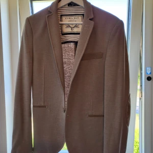 Fina kavajer  - Fina kavajer säljes för 500 SEK totalt för alla tre.   Kavajen i beige färge är köpt på ZARA MAN DENIM COUTURE,  storlek  46   Kavajen i grå färg är köpt på ZARA MAN , Storlek 46   Kavajen i blå färg är storlek 45-46   