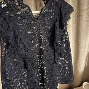 Blå topp - Från zara storlek xl(liten i storleken). Aldrig använd 