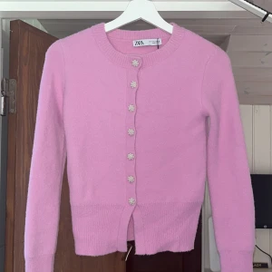 Supersöt stickad tröja - Rosa stickad tröja från zara, helt ny med prislapp💓 säljs inte längre.