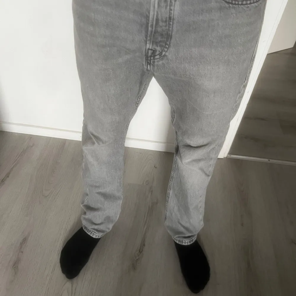 Säljer mina javk jones jeans storlek 29/30 men dom är baggy . Jeans & Byxor.