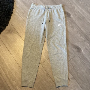 Nike sweatpants - Gråa nikebyxor i mycket fint skick. Storlek M. Modellen har ej fickor. Hör av er vid frågor och priset är ej hugget i sten. 