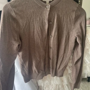 Brun kofta  - Jätte fin brun kofta från HM storlek XS. Perfekt med linne under eller knäppt. Super snygg brun färg dessutom, använd fåtal gånger🤍🤍
