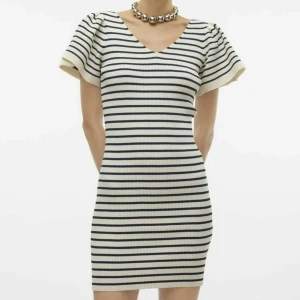 Randig klänning  - Randig klänning aldrig använd från vero moda