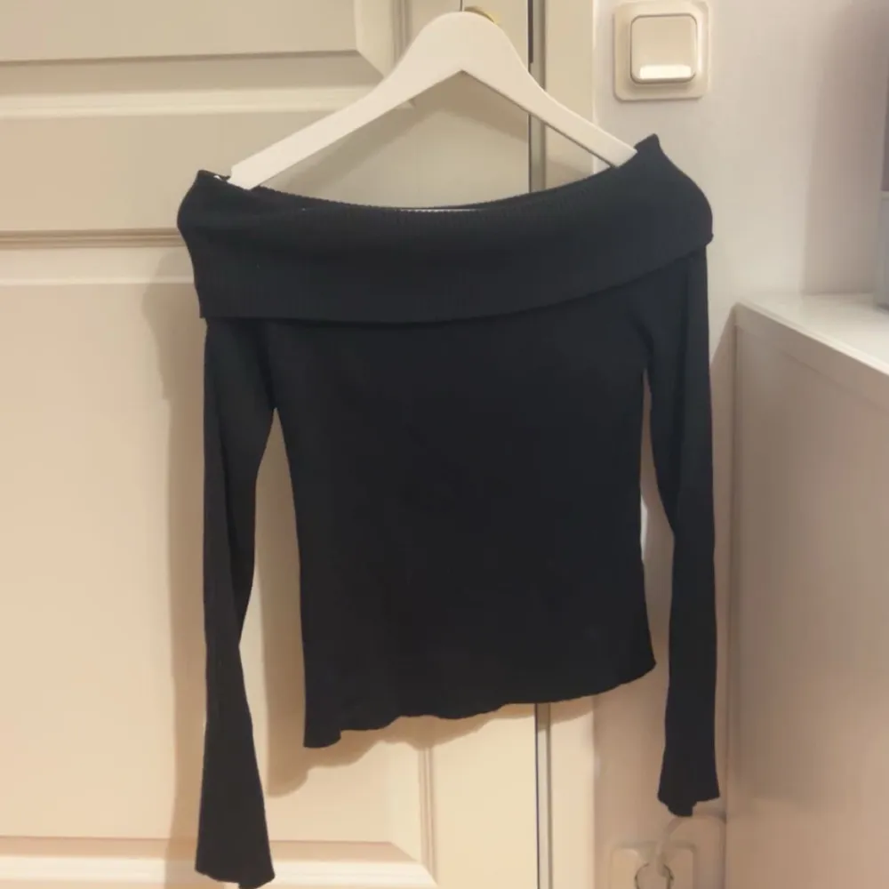 Off-shoulder tröja från H&M, säljer pga att jag inte använder den. Har använt den typ 2 gånger. köpt för 200kr pris kan diskuteras🫶🏼 skriv för mer info❤️. Toppar.