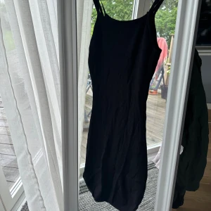 Klänning - Ribbad bodycon-klänning från bikbok. Stretchiga och superfin💕 säljes pga används aldrig