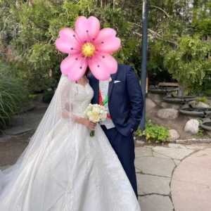 Bröllopsklänning - Mycket fint skick, använt endast en dag. Klänningen går att dra åt på ryggen. Nypris var 30.000kr. Kvitto finns. Är själv 168cm. Ni kan gärna komma och kolla på klänningen i Tranås. Ring på nummer 070-7669231