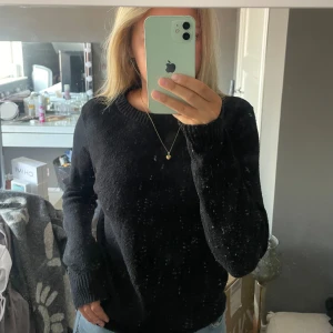 Svart stickad tröja  - Säljer denna tröja då den inte längre kommer till användning. Lite nopprig men syns inte förutom på nära håll. 