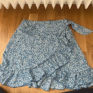 Blommig kjol  - Blå kjol från shein, använd fåtalet gånger. 