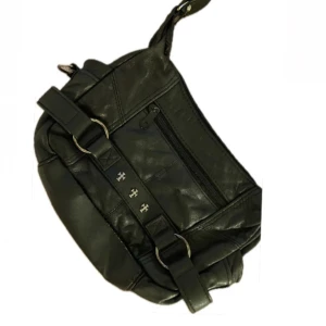 Axel väska - Jätte fin liten svart axelväska med silver kors på! Rätt bra skick bortsätt från att undersidan har lite defekter (bild 3) Axelbandet går att justera för att göra längre eller kortare 💕