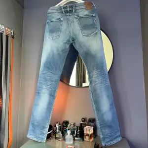 Dessa jeans är otroligt snygga. Om du vill vara på toppen av trenden så är dessa för dig. Jag är 180 cm lång och väger 60kg om ni vill jämföra bilden med er själva. På mig så är dom lite stora både i midjan och på längden