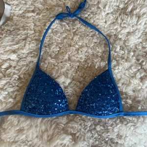 Calzedonia bikini  - Calzedonia bikini topp! Lapparna med storlek finns inte kvar men skulle säga att den är i storlek Xs/75A💙