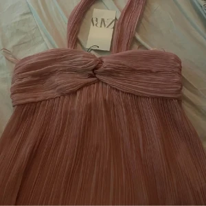 Zara ljusrosa topp - Jätte snygg slutsålt ljusrosa topp ifrån zara, perfekt till sommaren. Köpta på plick häromdagen och säljs nu igen. Den är som ny, prislappen är dessutom på!💞