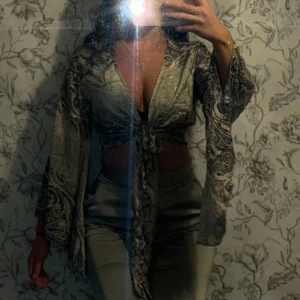 Topp - Superfin köpt i en liten butik i Barcelona, storlek går att anpassa beroende på hur hårt man knyter åt💕